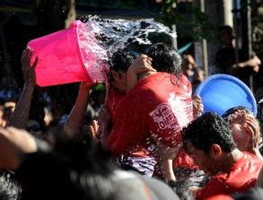 情侣互相泼水吃瓜,甜蜜瓜果共享欢笑